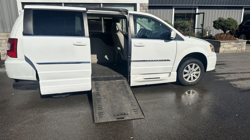 Used 2016 Chrysler Town and Country